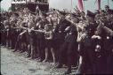 هیتلر در بین جمعیت