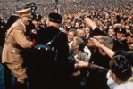 هیتلر در بین جمعیت
