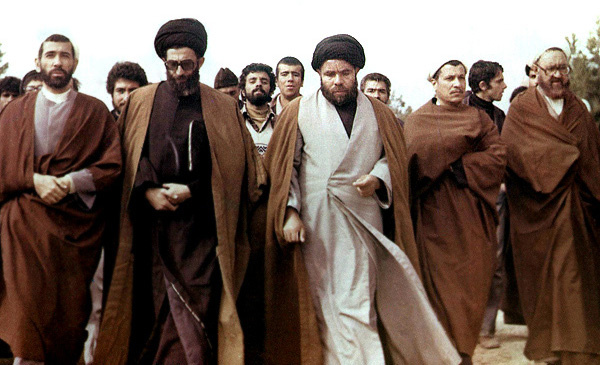 روحانیون انقلابی در صف اول راهپیمایی 