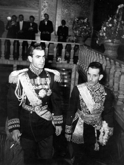 حاجعلی رزم‌آرا در کنار محمدرضا شاه
