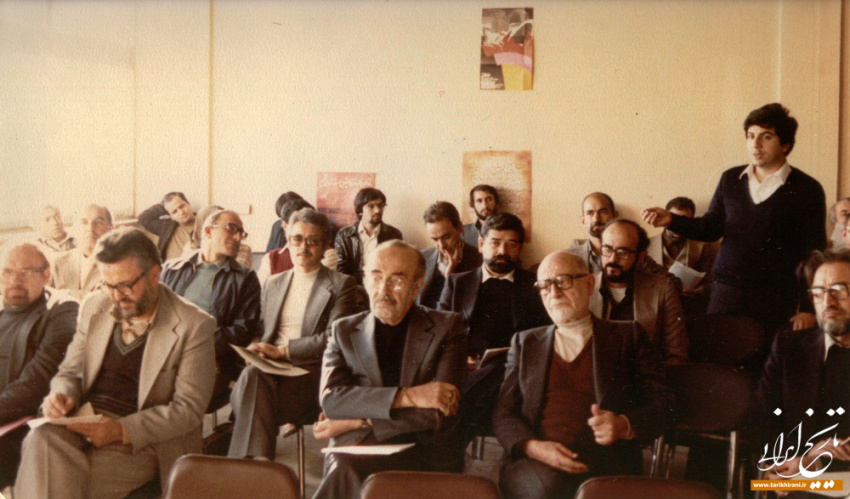 حاج‌ سیدجوادی در کنار مهندس بازرگان