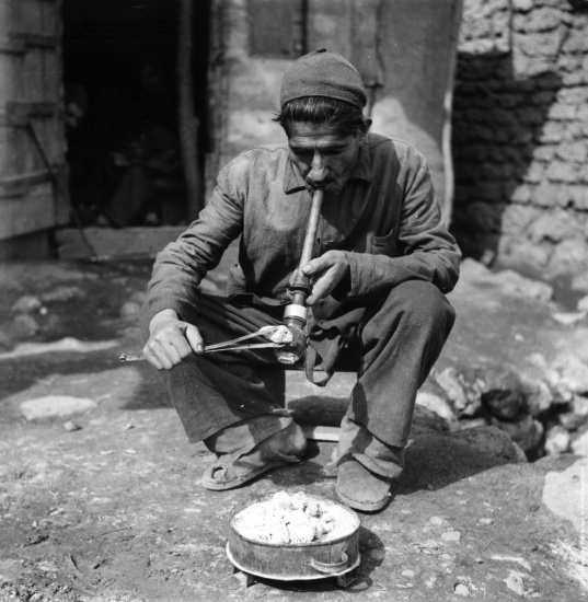 ایران در ۶۵ سال قبل: عطر تریاک، بوی فقر 