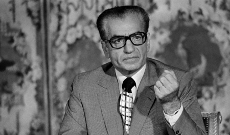 رایزنی شاه با سفیر آمریکا درباره استفاده از مشت آهنین