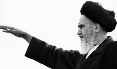 این مرد از راه دور انقلاب را اداره میکند